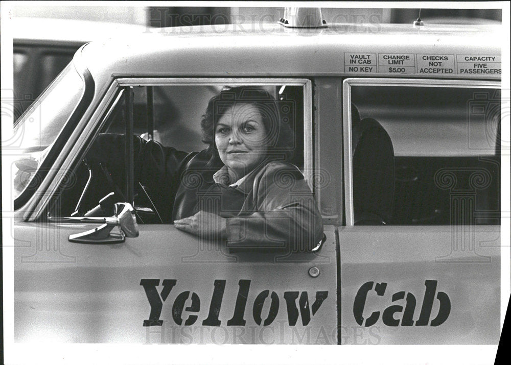 1983 Press Photo Cathy Erickson yellow cab driver - Historic Images