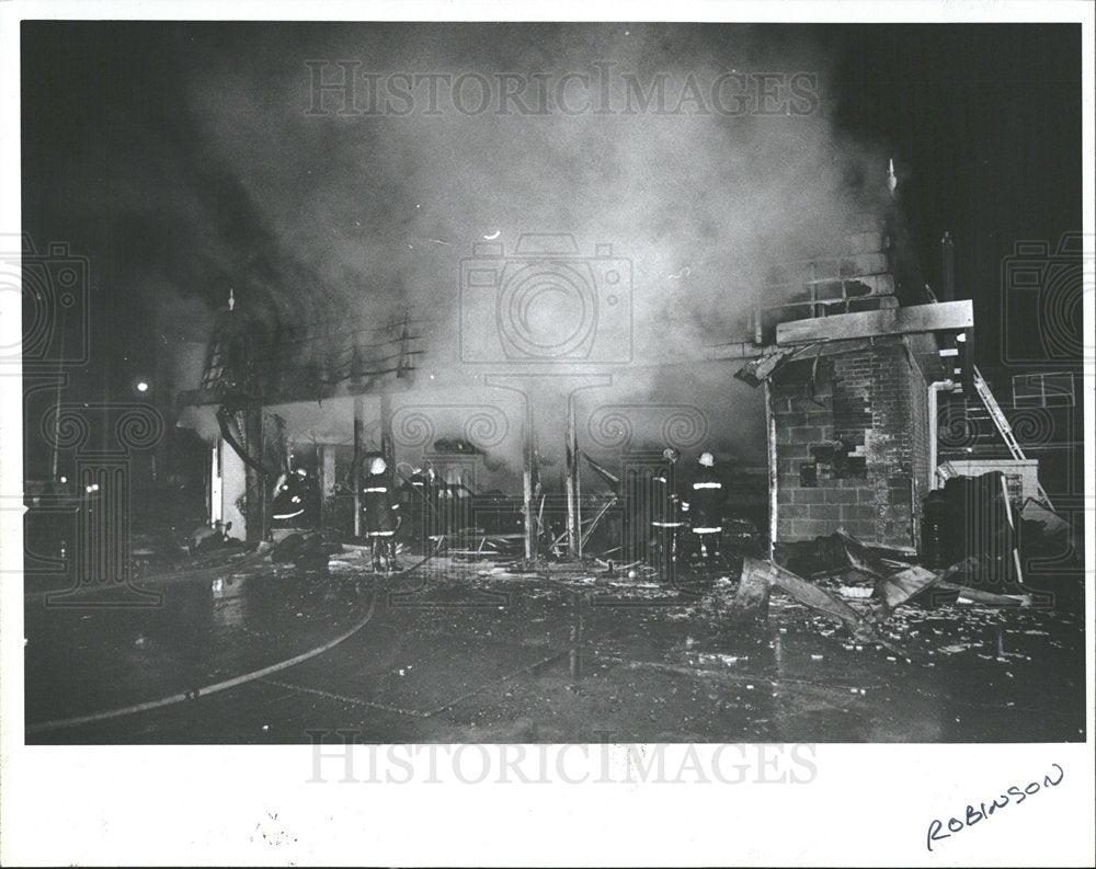 1985 Press Photo Fire Michigan Warren Gas Station Nine  - Historic Images