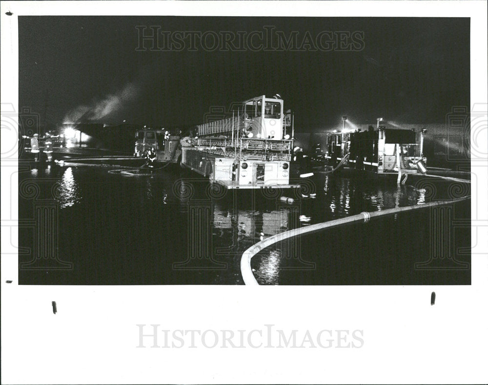 1993 Press Photo Warren firemen battle large fire - Historic Images