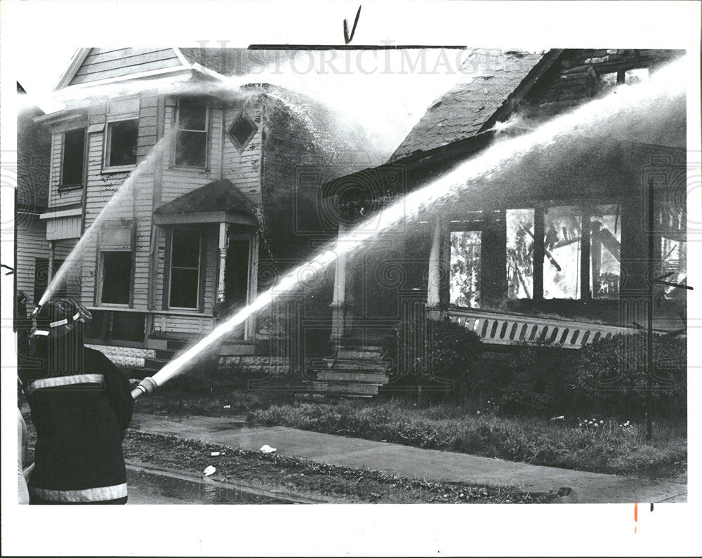 1983 Press Photo Firemen Hamtramic Detroit 3 Alarm Fire - Historic Images