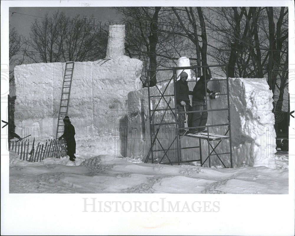 1977 Press Photo Michigan Tech. students ice sculpture - Historic Images