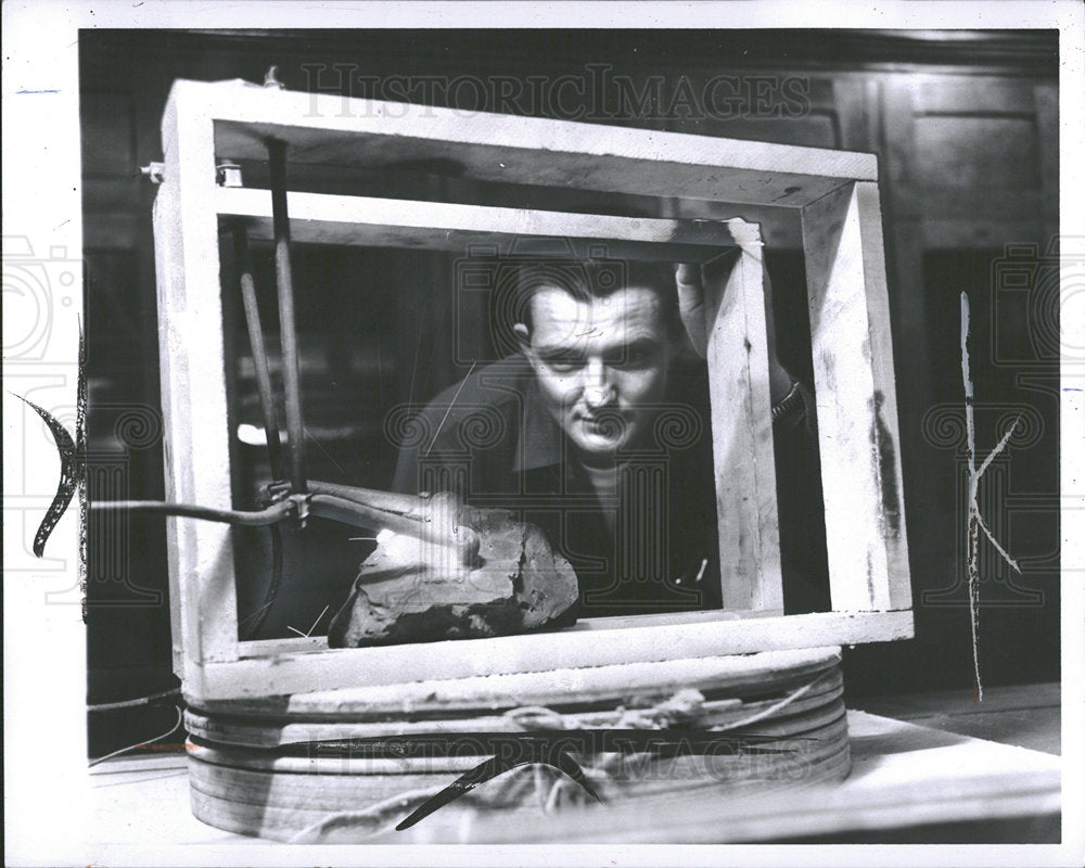 1962 Press Photo Mich Tech College Student Fracturing - Historic Images