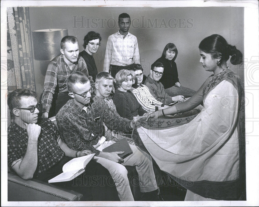 1962 Press Photo Mrs. Zaveri India customs students - Historic Images