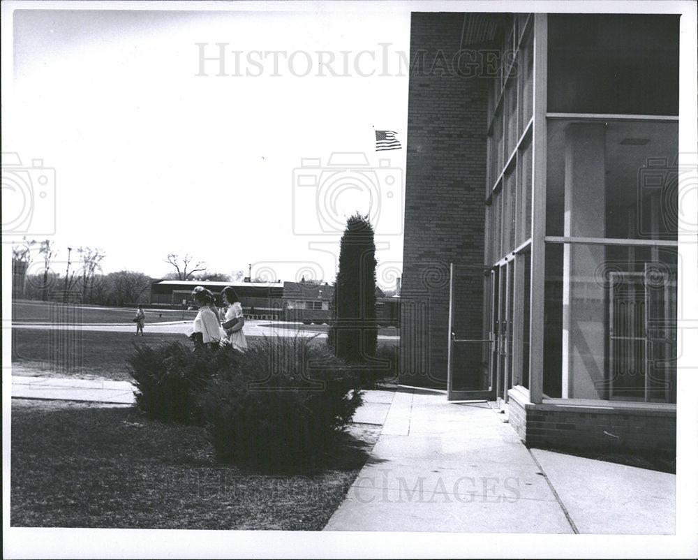 1964 Press Photo Main Junior College swimming pool - Historic Images