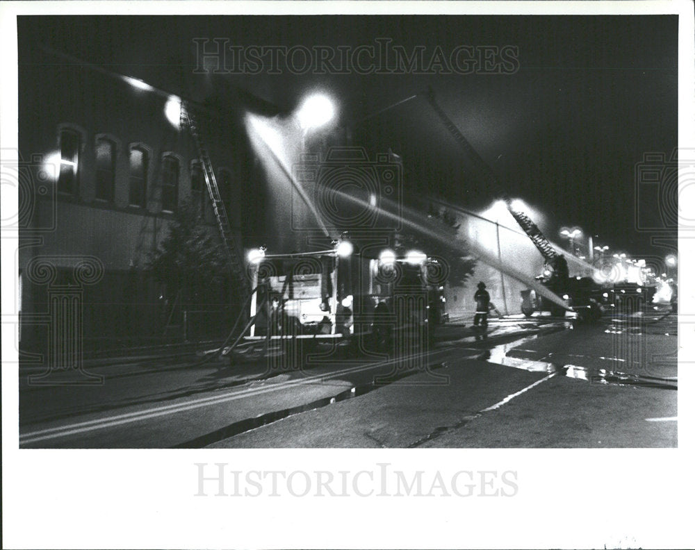 1988 Press Photo Pontiac Michigan Firemen Fighting Fire - Historic Images