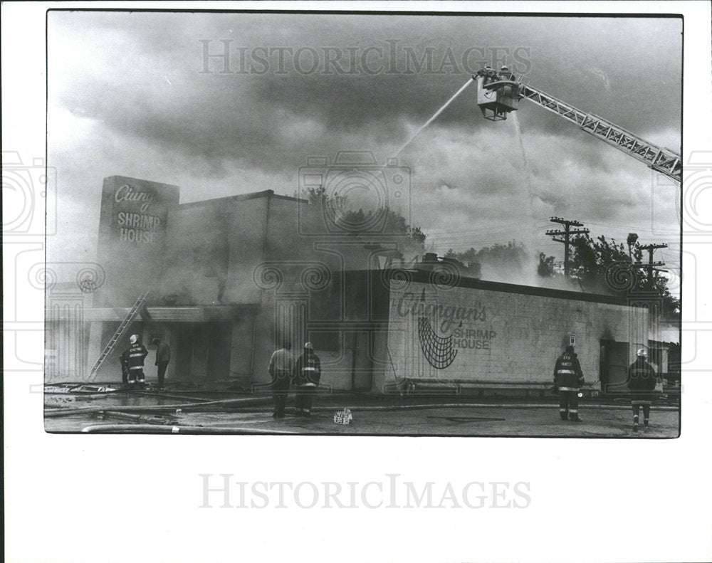 1987 Press Photo Ciungans Shrimp House On Fire Firemen - Historic Images