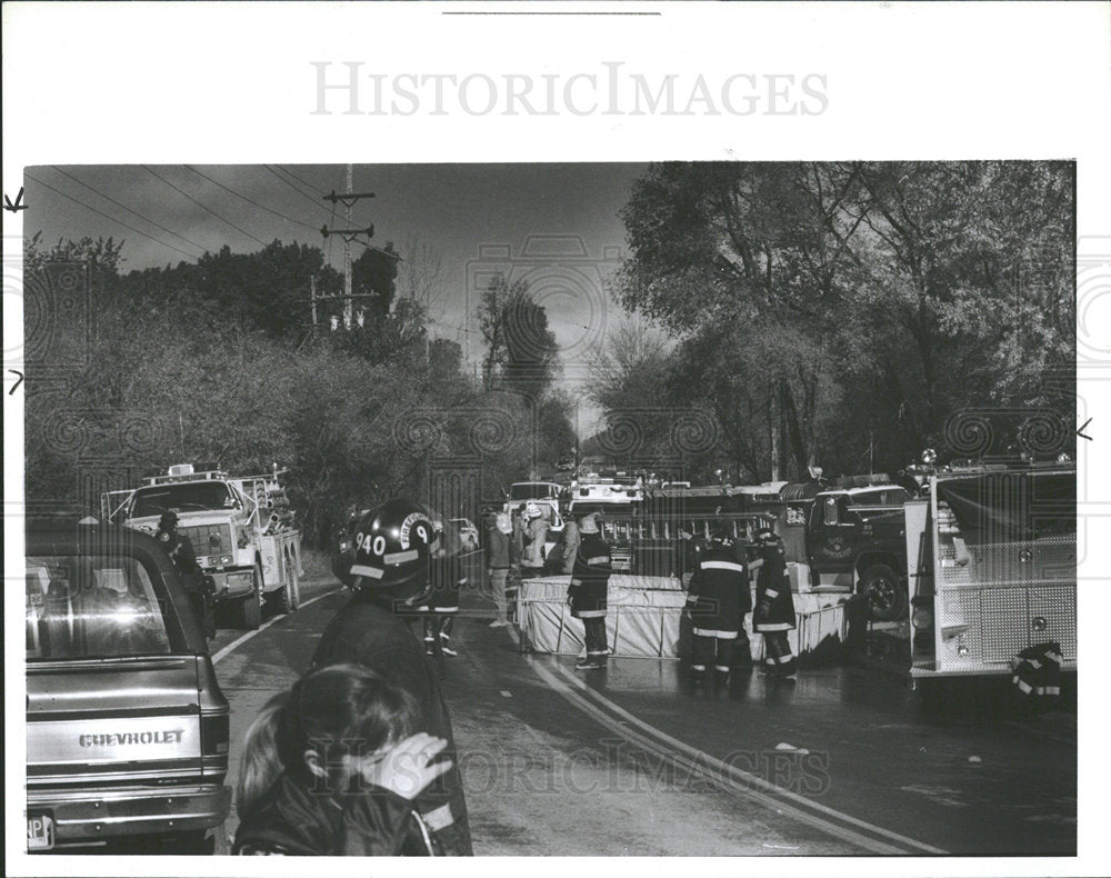 1987 Press Photo Milford Mich Street Firemen Filled - Historic Images
