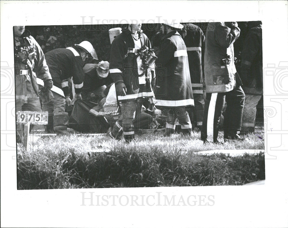 1987 Press Photo Milford Fire Firemen Inspect Body Bag - Historic Images