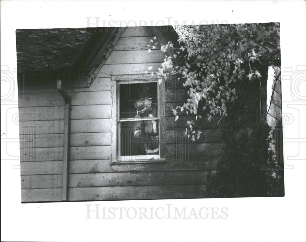 1987 Press Photo Milford Fireman In Burnt House Window - Historic Images