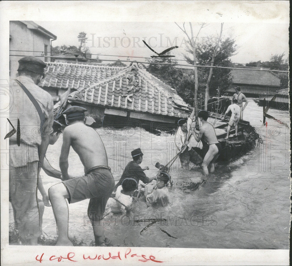 1941 Press Photo Japan Flooding Rescue Crew Working - Historic Images