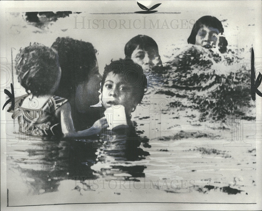 1976 Press Photo Mexico Flood Family Swimming Escape - Historic Images