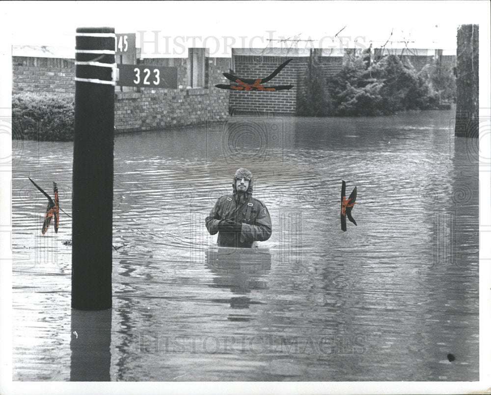 1972 Press Photo Man Walking Through Flood Waters - Historic Images