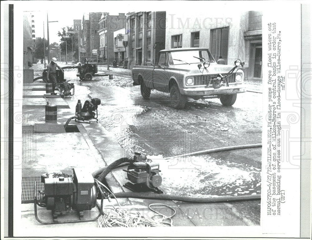 1972 Press Photo Flood Water Being Pumped Out Basement - Historic Images