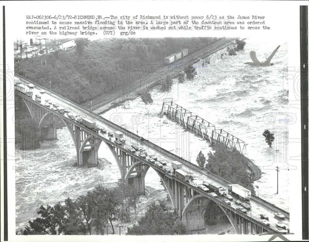 1972 Press Photo Richmond Flooding Evacuation Bridge - Historic Images
