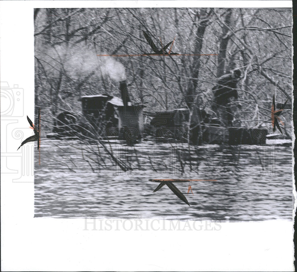 1965 Press Photo Iowa Man On Shack Under Flood Water - Historic Images