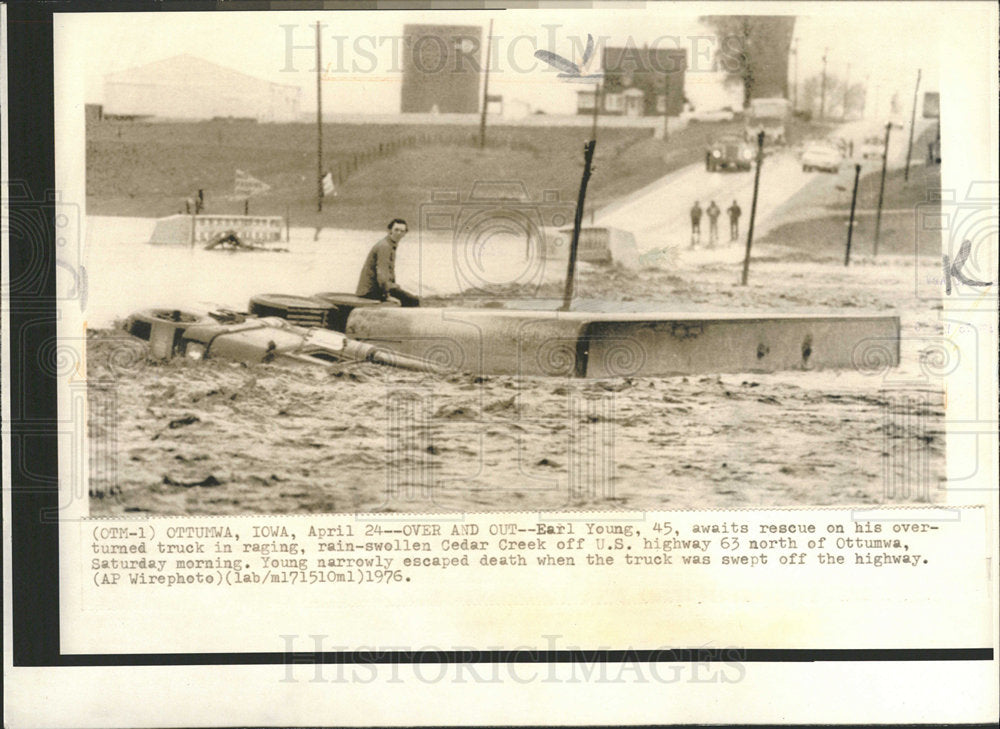 1976 Press Photo Man Sitting On Truck Roof Flood Rescue - Historic Images