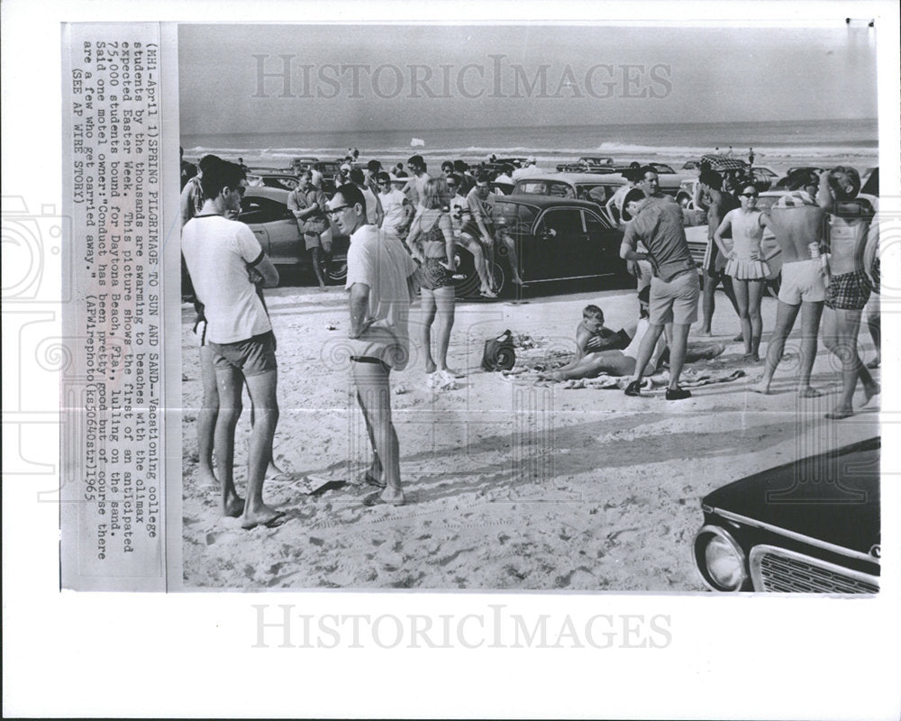 1965 Press Photo College Students Daytona Beach Fun - Historic Images