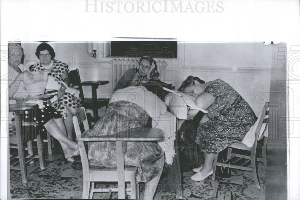 1963 Press Photo Food Poisoning Victims Hospital Visit - Historic Images