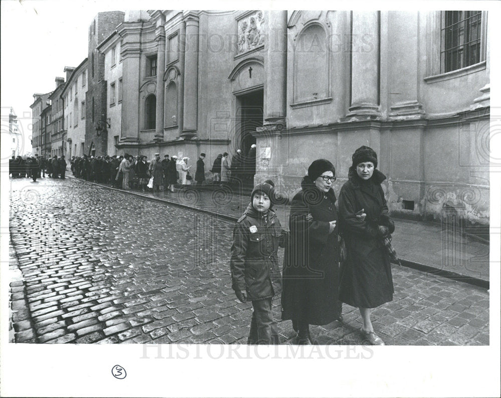1982 Press Photo Warsaw Poland People Going To Church - Historic Images