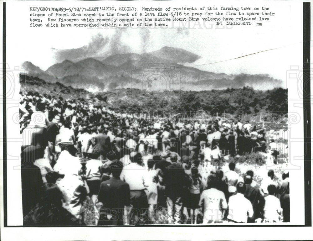 1971 Press Photo Mount Etna threatens town with lava - Historic Images