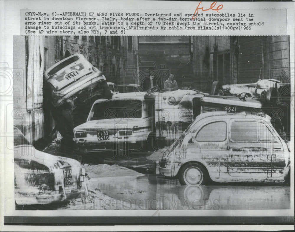 1966 Press Photo Arno River Flood Aftermath Italy - Historic Images