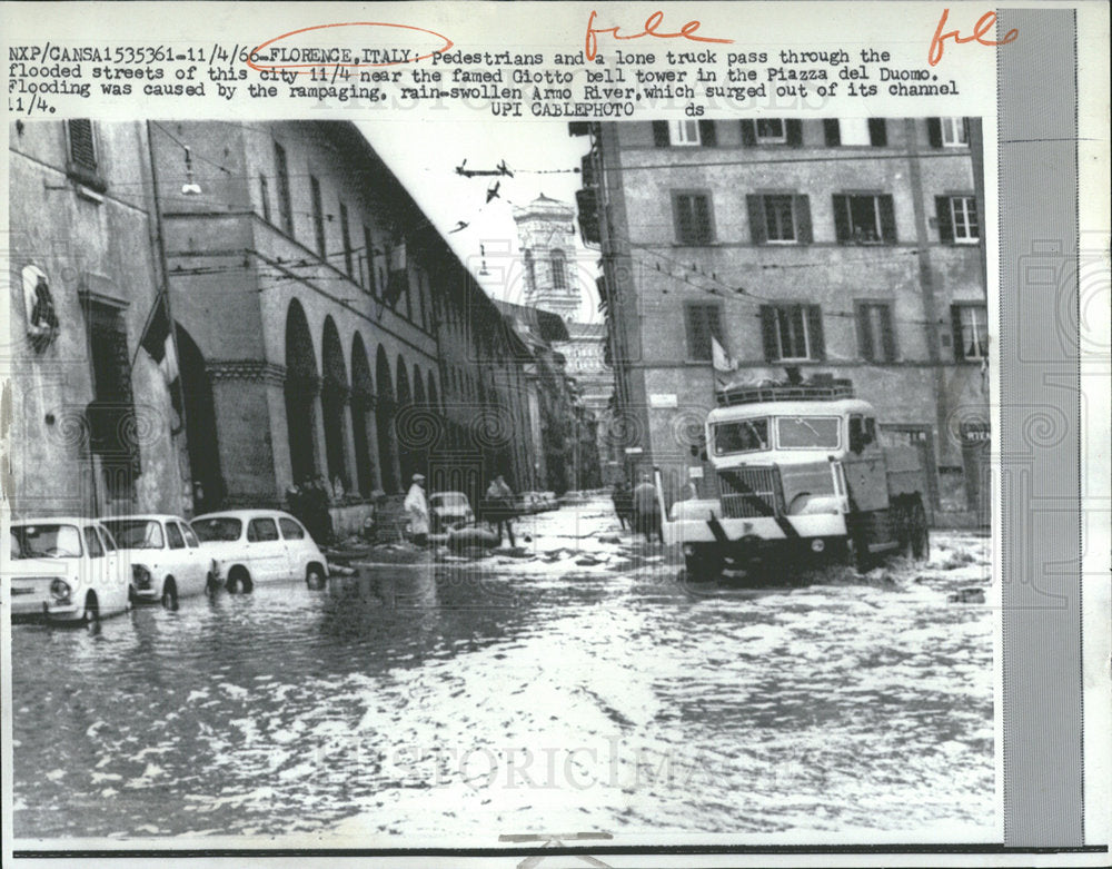 1966 Press Photo Florence Italy flooded streets truck - Historic Images