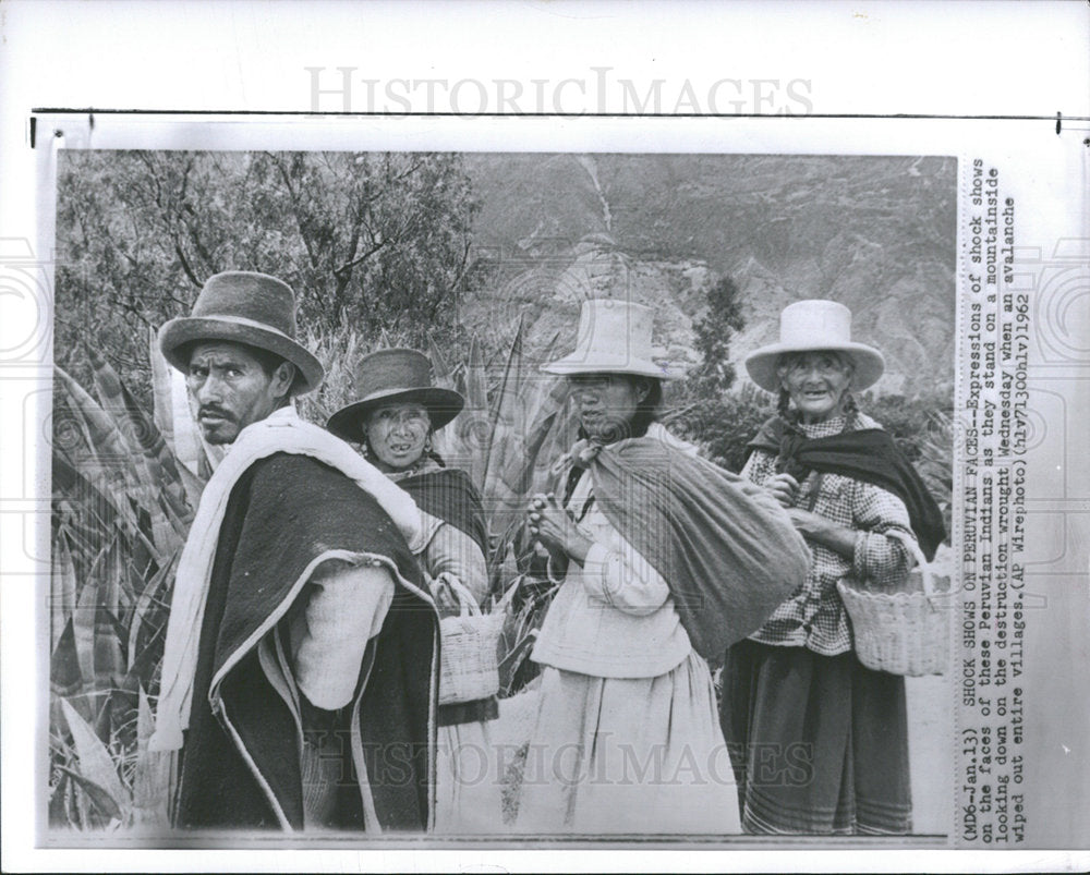 1962 Press Photo Peruvian Villagers Watching Damage - Historic Images