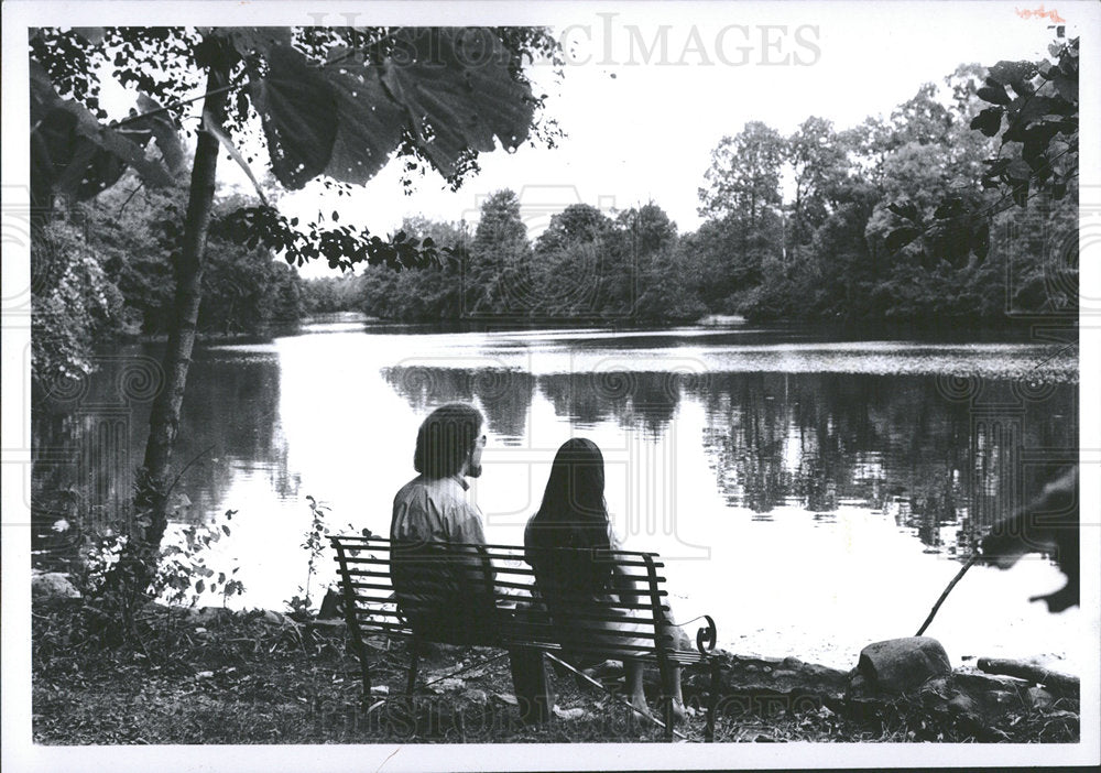 1970 Press Photo Couple Sitting On Waterfont Bench - Historic Images