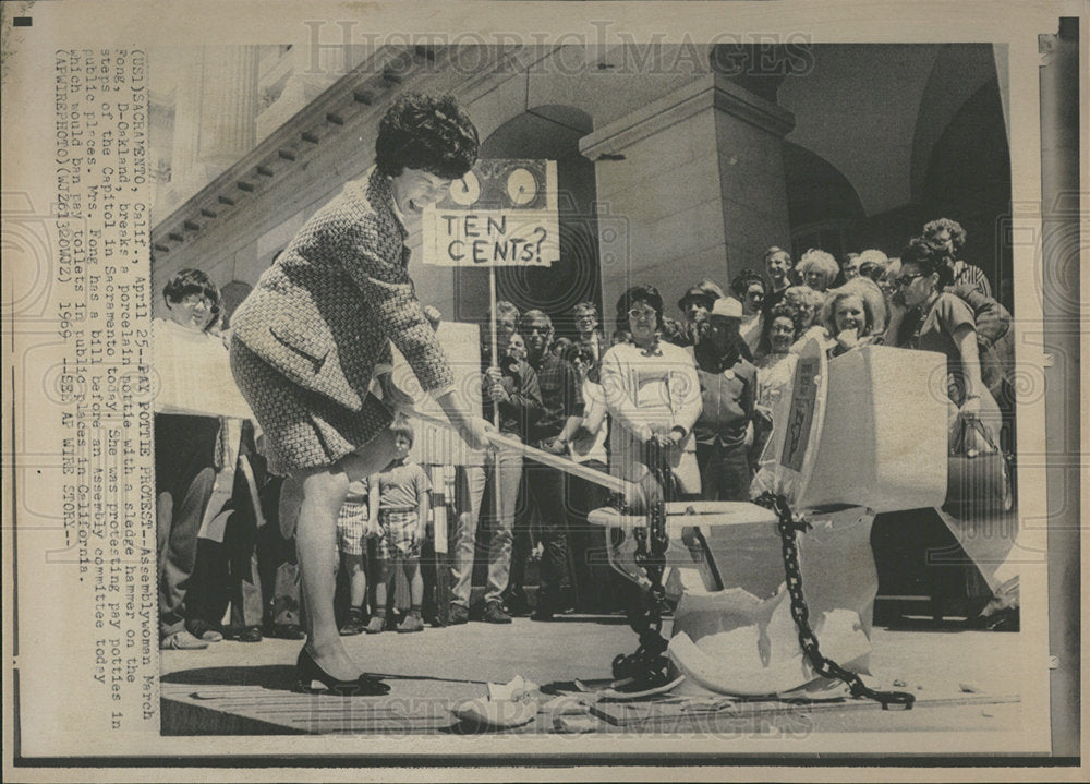 1969 Press Photo Pay Pottie Protest Sledgehammer Cali - Historic Images