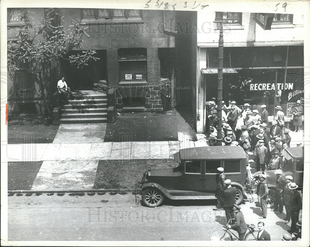 1935 Press Photo crowd stands by car - Historic Images