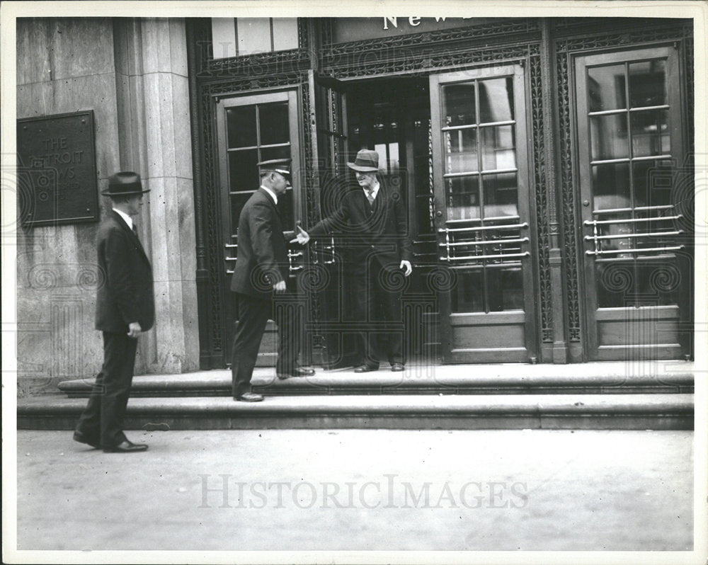 1935 Press Photo Payroll Robbery Of 1928 Reenactment  - Historic Images