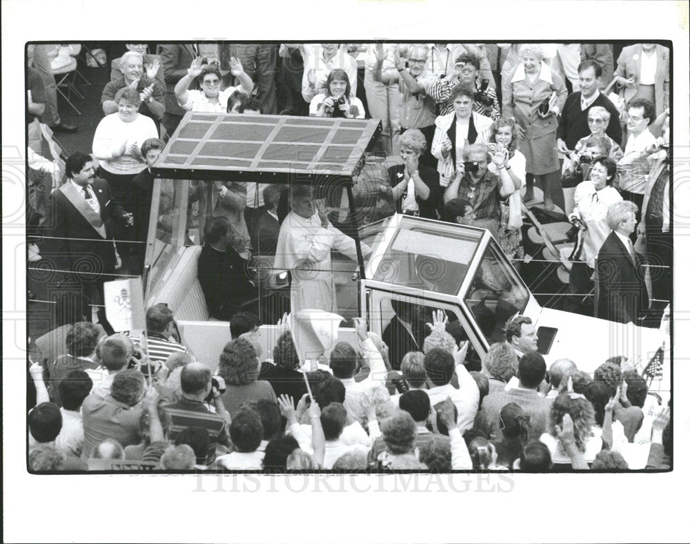 1988 Press Photo Pope John Paul II vehicle - Historic Images