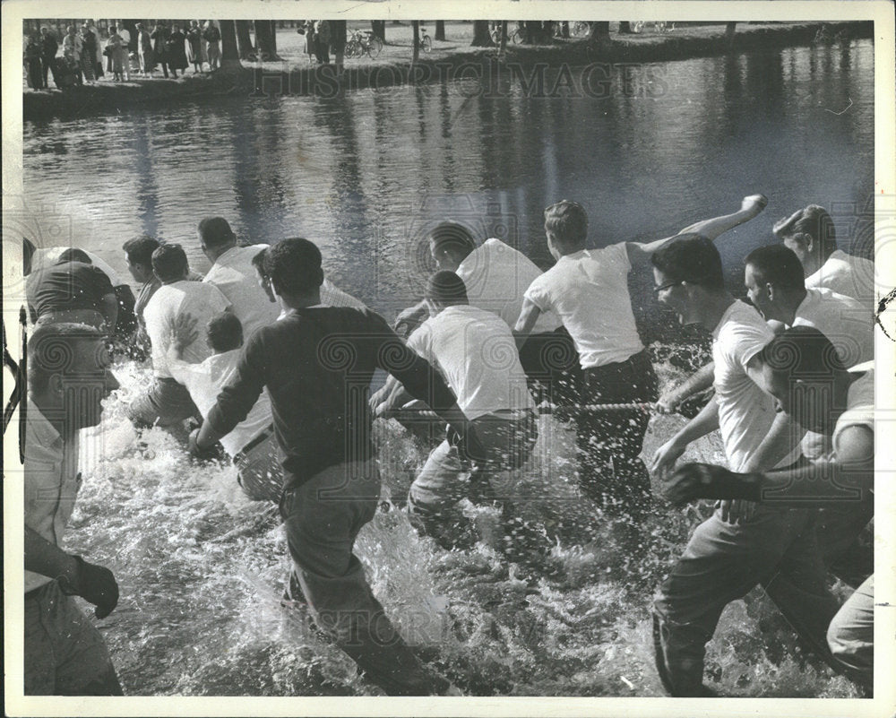 1969 Press Photo U of M Homecoming tug of war - Historic Images