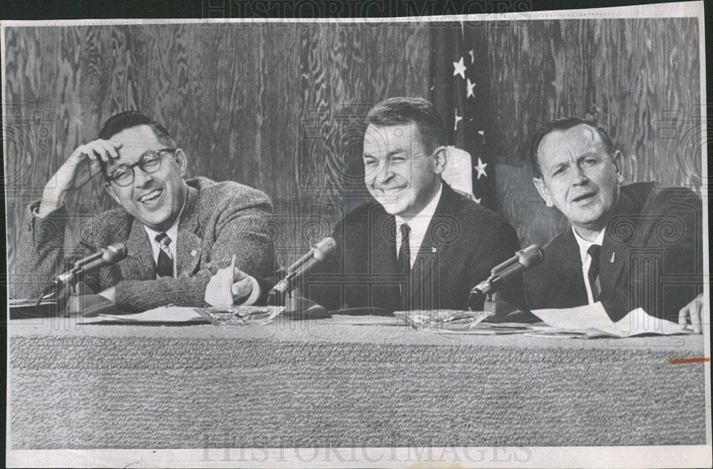 1965 Press Photo Gemini Flight Director Astronauts Talk - Historic Images