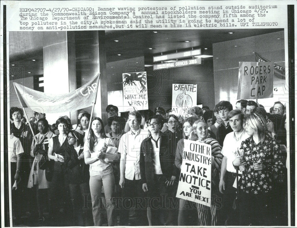 1970 Press Photo protesters pollution Edison Company - Historic Images