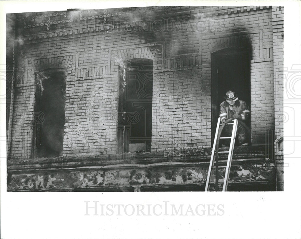 1986 Press Photo Fire At Third And Selden  - Historic Images