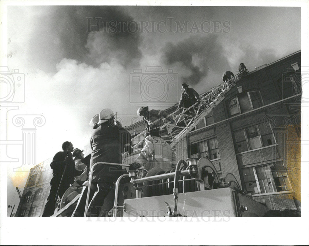 1986 Press Photo Detroit Building Fire Fighting - Historic Images