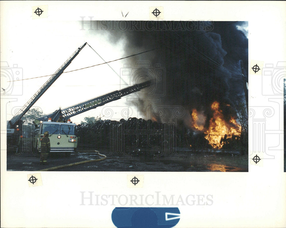 1990 Press Photo Detroit Storage Yard Tires On Fire - Historic Images