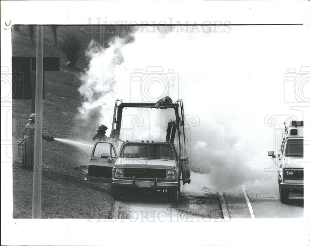 1989 Press Photo Rosa Parks Blvd Truck Fire Extinguish - Historic Images