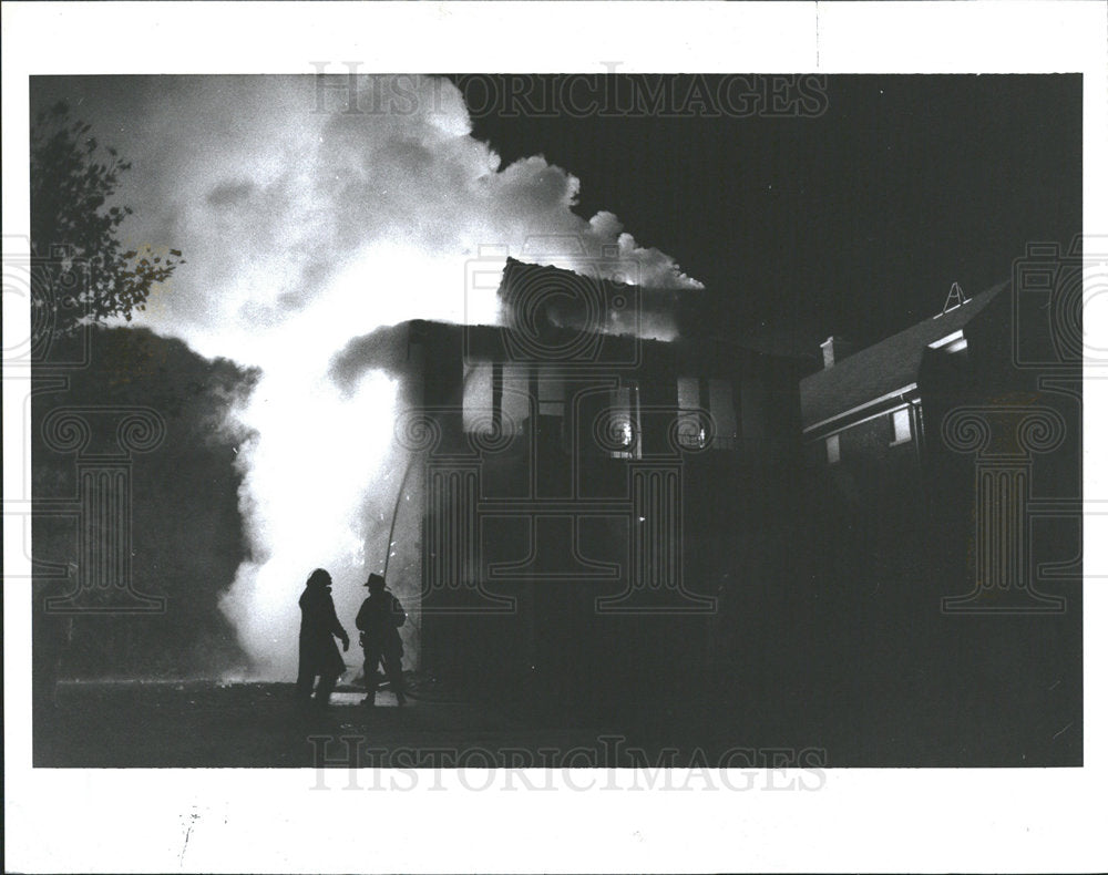 1990 Press Photo Detroit House Burning At Night - Historic Images