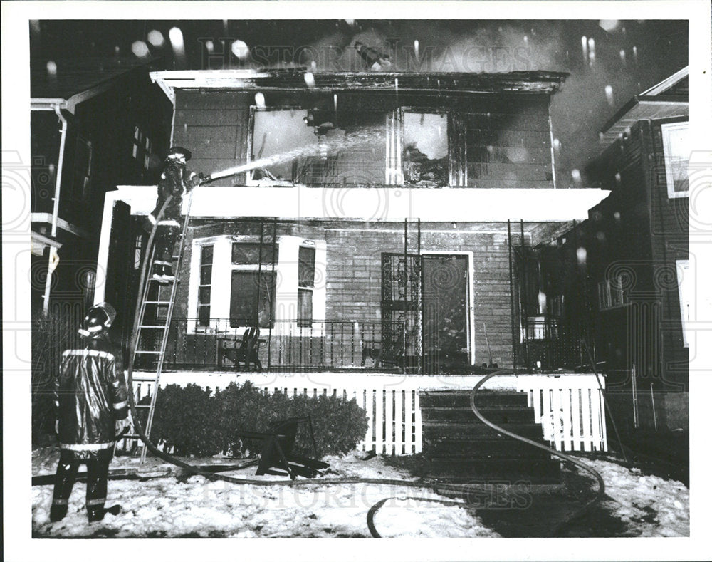 1990 Press Photo Highland Park House Burning Fighting - Historic Images
