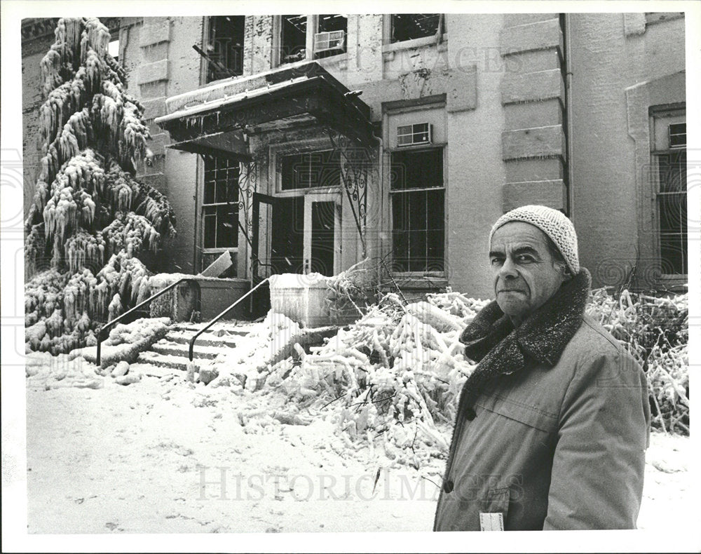 1981 Press Photo Professor With Burned Out Building - Historic Images