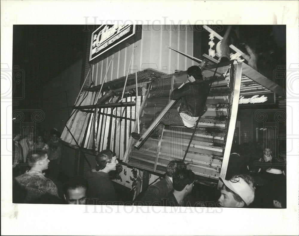 1989 Press Photo Univ Mich Fans Collapse Bldg Overhang - Historic Images