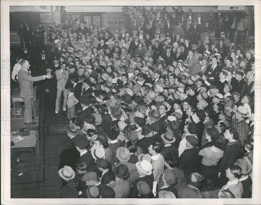 1935 Press Photo Detroit Police Armory Auction Crowd - Historic Images