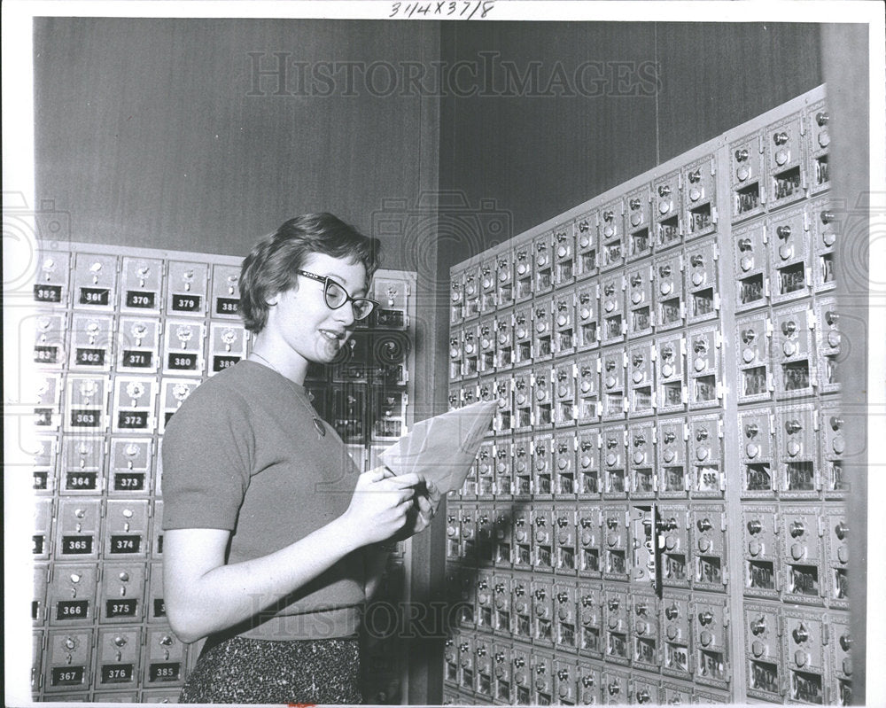 1959 Press Photo Univ Michigan Student Checking Mail - Historic Images