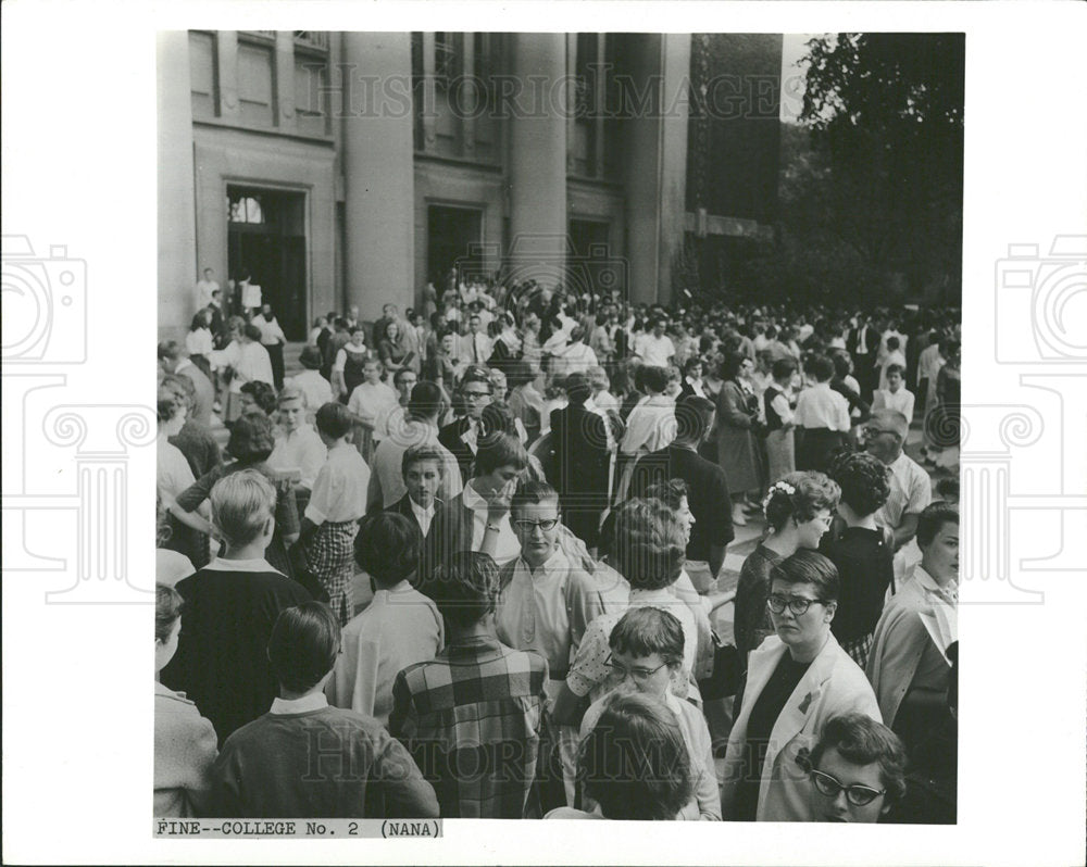 1966 Press Photo Univ Mich Students Outside Hill Aud - Historic Images