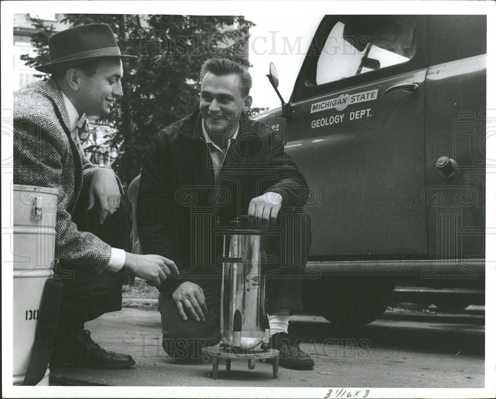 1961 Press Photo Univ Mich Students Chemistry Test - Historic Images