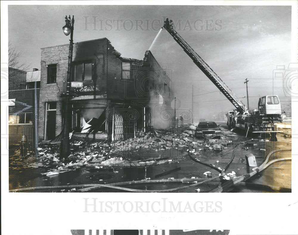 1984 Press Photo Detroit Old Market Fire Being Put Out - Historic Images