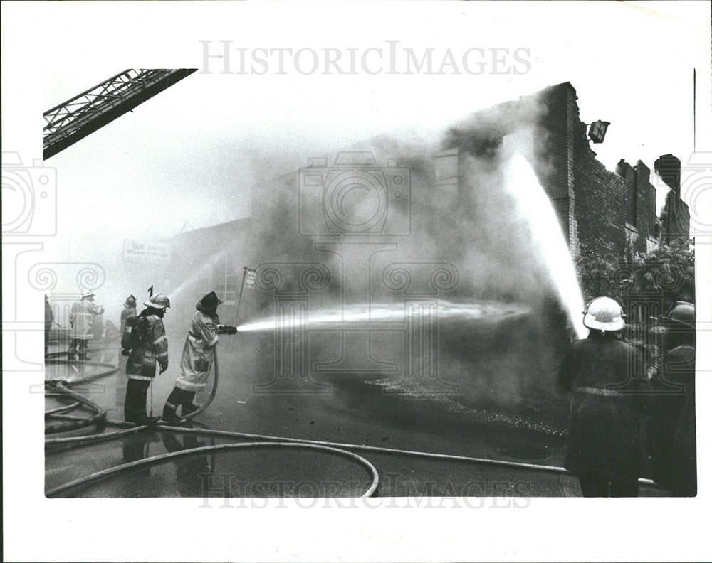 1985 Press Photo Detroit Old Warehouse Fire Fighting - Historic Images