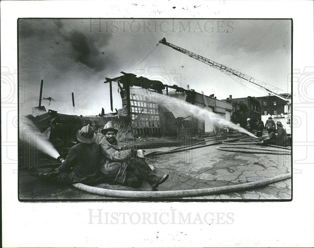 1984 Press Photo Fire off Gratiot - Historic Images